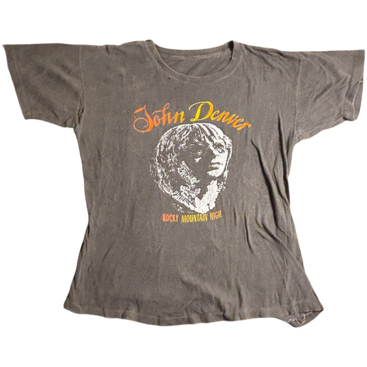 John Denver (1972) – Rocky Mountain High Portrait Tee (21x24)